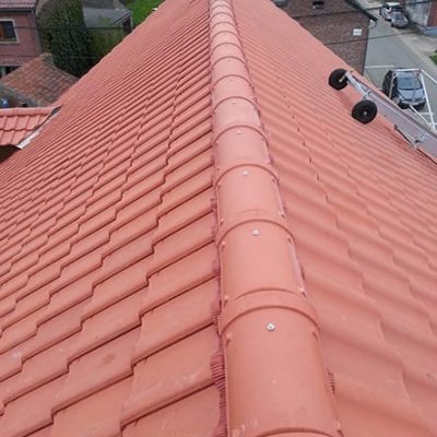 Faitage fixé à l'aide de vi