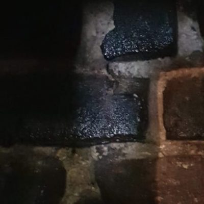 Briques intérieures d’une cheminée non tubée remplies de condensation